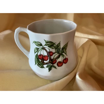 Hasas porcelánbögre 